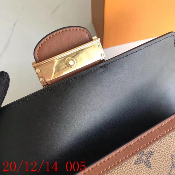 LVコピーウォレット着用イメージ